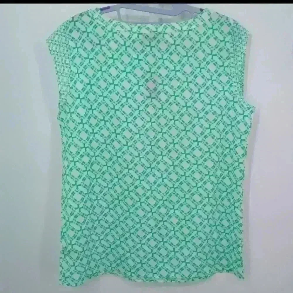 🌻THE LIMITED GREEN TOP - Picture 2 of 5